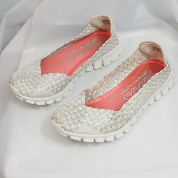 Sketchers Shoes - HP🎉  Sketchers Lightweight Memory Foam Slip on